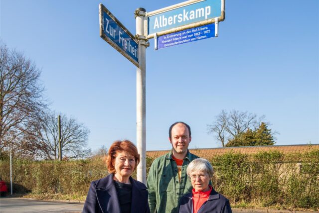 Der Vorstand der Marler Bürgerstiftung übernahm die Enthüllung des neuen Legendenschildes in Marl-Sickingmühle.