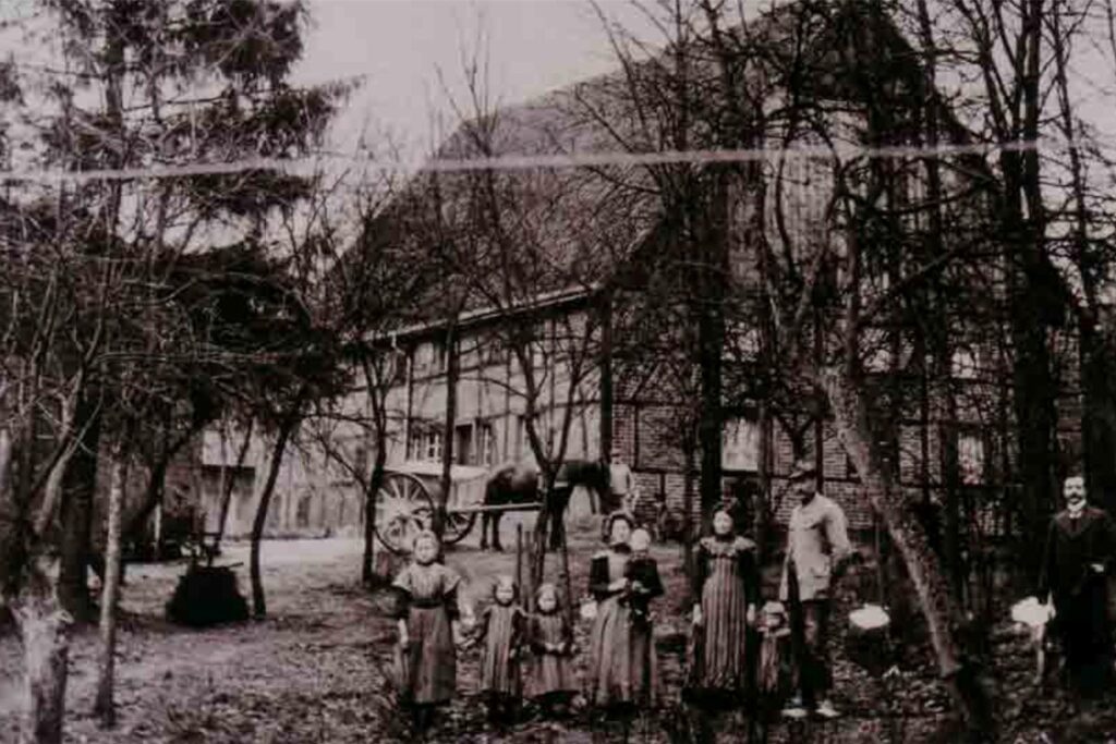 Der alte Hof Albers in Marl auf einem historischen Foto. Der alte Hof Albers in Marl auf einem historischen Foto.