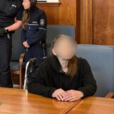 Angeklagte Petra G. (li.) im Saal des Landgericht Dortmund und Heike Kötting (re).