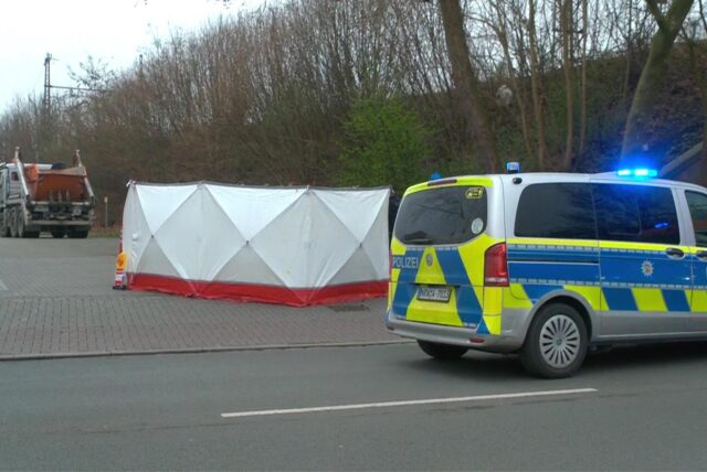 Einsatzfahrzeuge von Polizei, Feuerwehr und Rettungsdienst stehen nach einem Unfall an der Kreuzung Kamener Straße/Kurt-Schumacher-Straße in Lünen.