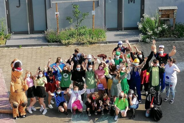 Ein Klassenfoto mit Schulkindern, die eine Corona-Maske tragen.