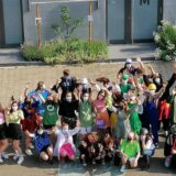 Ein Klassenfoto mit Schulkindern, die eine Corona-Maske tragen.