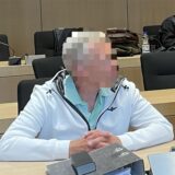 Der Arzt (links) aus Recklinghausen wurde wegen 207 vorgetäuschter Corona-Impfungen zu zwei Jahren und zehn Monaten Haft verurteilt. Der Schuldspruch ist seit dem 11. September 2024 rechtskräftig.