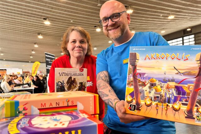 Teilnehmer der Spielemesse „Spiel Doch!“ in Dortmund zeigen ihre Spiele.