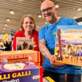 Teilnehmer der Spielemesse „Spiel Doch!“ in Dortmund zeigen ihre Spiele.