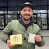 Anime-Fan vor BVB-Fanshop in der Strobelallee in Dortmund.