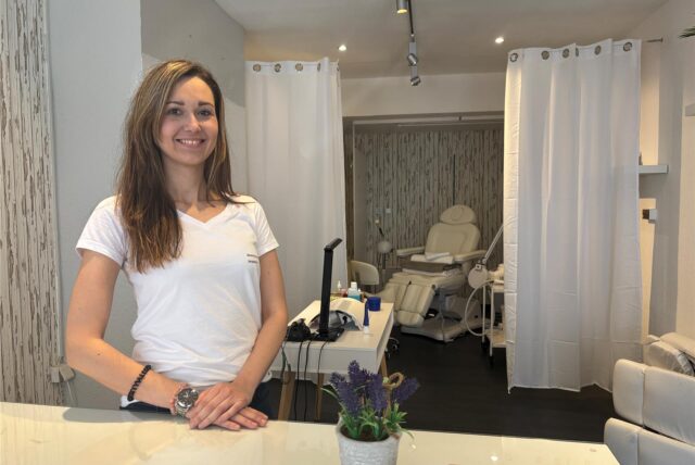 Jacqueline Bassenge steht am Tresen ihrer Beauty Lounge.