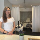 Jacqueline Bassenge steht am Tresen ihrer Beauty Lounge.