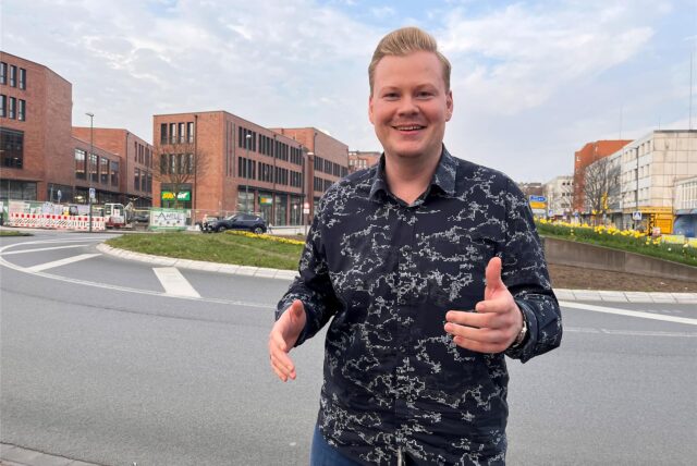Steven Loyd steht am Kreisverkehr vor den Hertener Höfen.