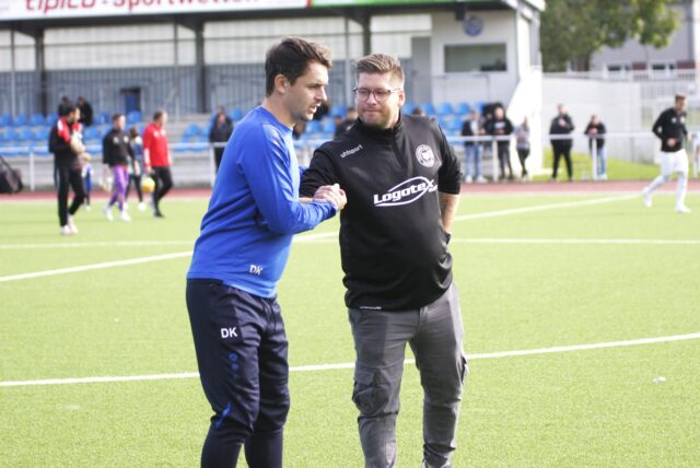 Tim Koch (r.) war bis zur Abmeldung Trainer bei Teutonia SuS Waltrop II, im Sommer übernimmt er den SV Hochlar III. Hier klatscht Koch mit Dennis Korte, Trainer des VfB Waltrop II, ab.