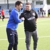 Tim Koch (r.) war bis zur Abmeldung Trainer bei Teutonia SuS Waltrop II, im Sommer übernimmt er den SV Hochlar III. Hier klatscht Koch mit Dennis Korte, Trainer des VfB Waltrop II, ab.