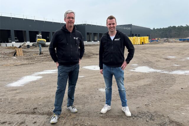 Bauleiter Marcel Schonebeck und Geschäftsführer Christian Bolz stehen auf dem neuen Gelände von Bolz Entsorgung im Industriegebiet Große Heide in Wulfen.