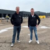 Bauleiter Marcel Schonebeck und Geschäftsführer Christian Bolz stehen auf dem neuen Gelände von Bolz Entsorgung im Industriegebiet Große Heide in Wulfen.