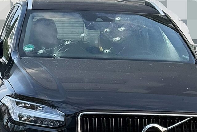In der Windschutzscheibe eines Autos in Dortmund-Löttringhausen sind neun Einschusslöcher zu sehen.