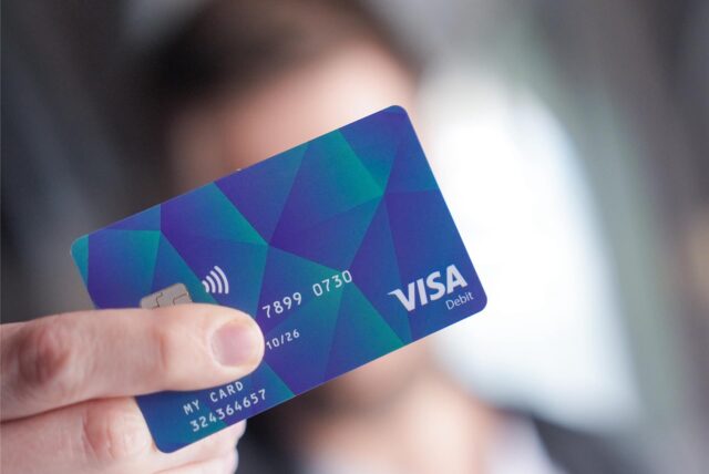 Eine Visacard in einer Hand