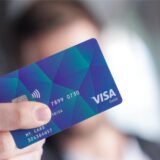 Eine Visacard in einer Hand