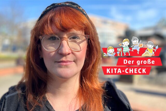Pia Otten, eine Frau mit Brille, schaut in die Kamera. Im Hintergrund unscharf zu erahnen: der Stadtgarten in Dortmund.