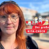 Pia Otten, eine Frau mit Brille, schaut in die Kamera. Im Hintergrund unscharf zu erahnen: der Stadtgarten in Dortmund.