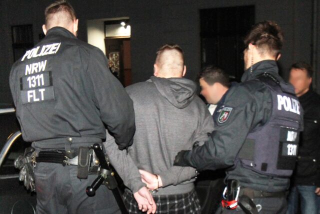 Neonazi Steven F. bei einer Festnahme im Jahr 2018 in Dorstfeld. Polizisten legten dem damals mit Haftbefehl gesuchten Rechtsextremisten Handschellen an.