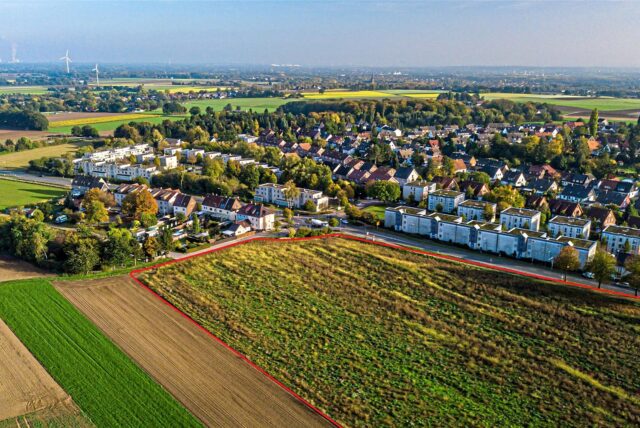Das Luftbild zeigt ein Feld neben der Dortmunder Straße.