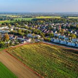 Das Luftbild zeigt ein Feld neben der Dortmunder Straße.