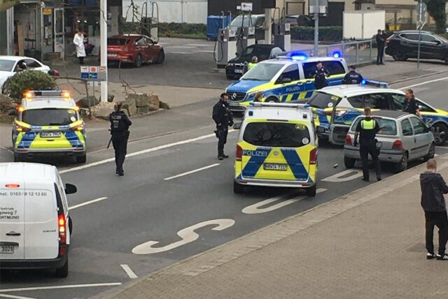 Viel Polizei an Straße in Dortmund.