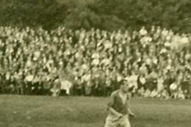 Eine Szene aus dem Fußballspiel Schalke gegen Hüls im Sommer 1945.