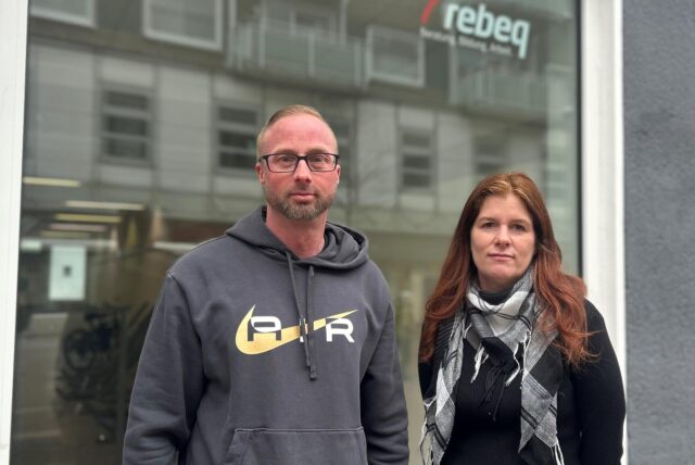 Dominik Preißler und Jennifer Vait stehen der dem Schaufenster der Radstation.