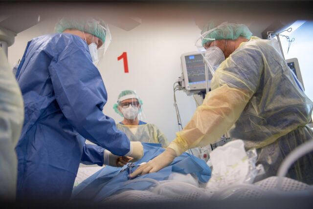 Mehrere Ärzte bei einer Operation.