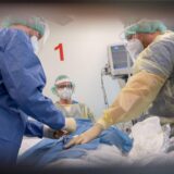 Mehrere Ärzte bei einer Operation.