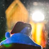 Ein Weihnachtsmann geht niedergeschlagen über den Weihnachtsmarkt