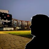 Schattenriss einer jungen Frau vor dem Hintergrund der Planetensiedlung Marl