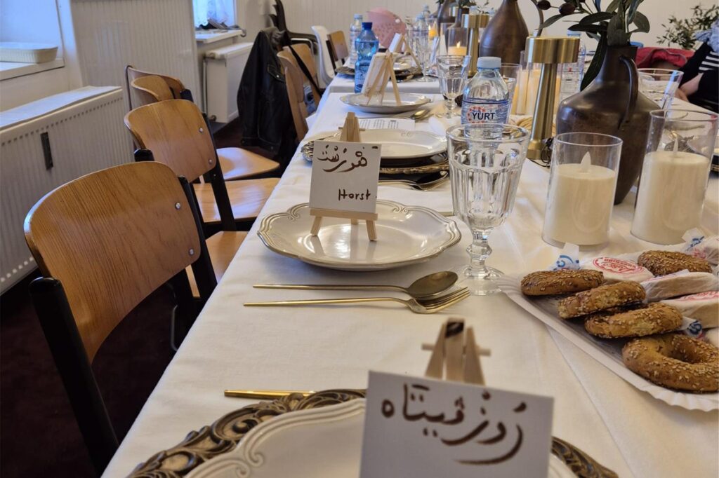 Die Al Rahma Moscheegemeinde veranstaltete unter dem Dach der Wochen gegen Rassismus einen Tag der Begegnung im ihrem Gemeindezentrum an der Victorstraße. Viele Gäste kamen zusammen und genossen gutes Essen und kreative Kunstprojekte sowie die Gespräche.