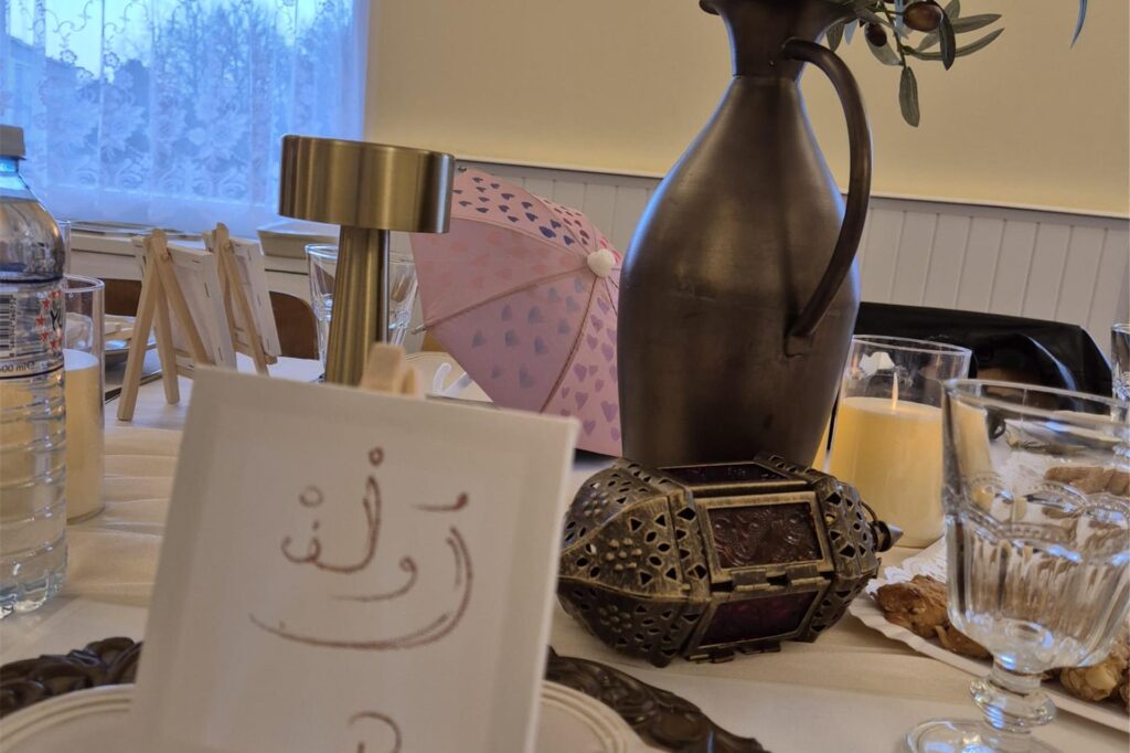 Die Al Rahma Moscheegemeinde veranstaltete unter dem Dach der Wochen gegen Rassismus einen Tag der Begegnung im ihrem Gemeindezentrum an der Victorstraße. Viele Gäste kamen zusammen und genossen gutes Essen und kreative Kunstprojekte sowie die Gespräche.