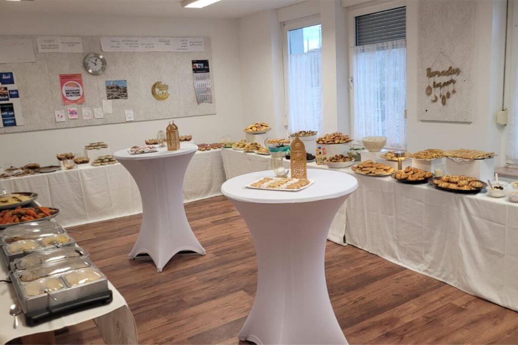Die Al Rahma Moscheegemeinde veranstaltete unter dem Dach der Wochen gegen Rassismus einen Tag der Begegnung im ihrem Gemeindezentrum an der Victorstraße. Viele Gäste kamen zusammen und genossen gutes Essen und kreative Kunstprojekte sowie die Gespräche.