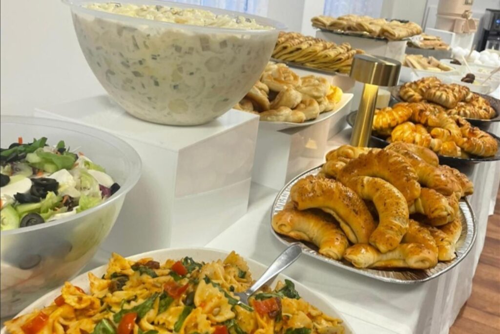 Die Al Rahma Moscheegemeinde veranstaltete unter dem Dach der Wochen gegen Rassismus einen Tag der Begegnung im ihrem Gemeindezentrum an der Victorstraße. Viele Gäste kamen zusammen und genossen gutes Essen und kreative Kunstprojekte sowie die Gespräche.