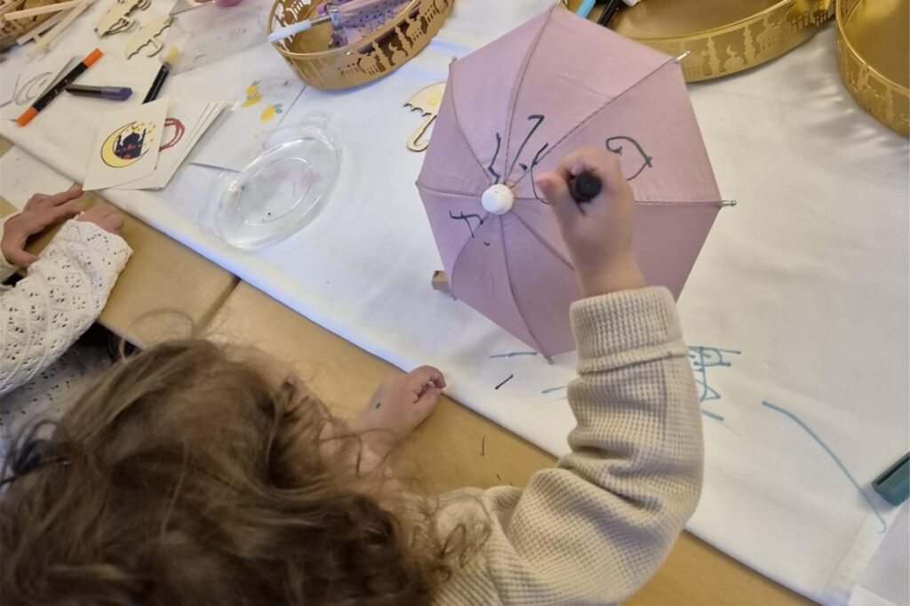 Die Al Rahma Moscheegemeinde veranstaltete unter dem Dach der Wochen gegen Rassismus einen Tag der Begegnung im ihrem Gemeindezentrum an der Victorstraße. Viele Gäste kamen zusammen und genossen gutes Essen und kreative Kunstprojekte sowie die Gespräche.