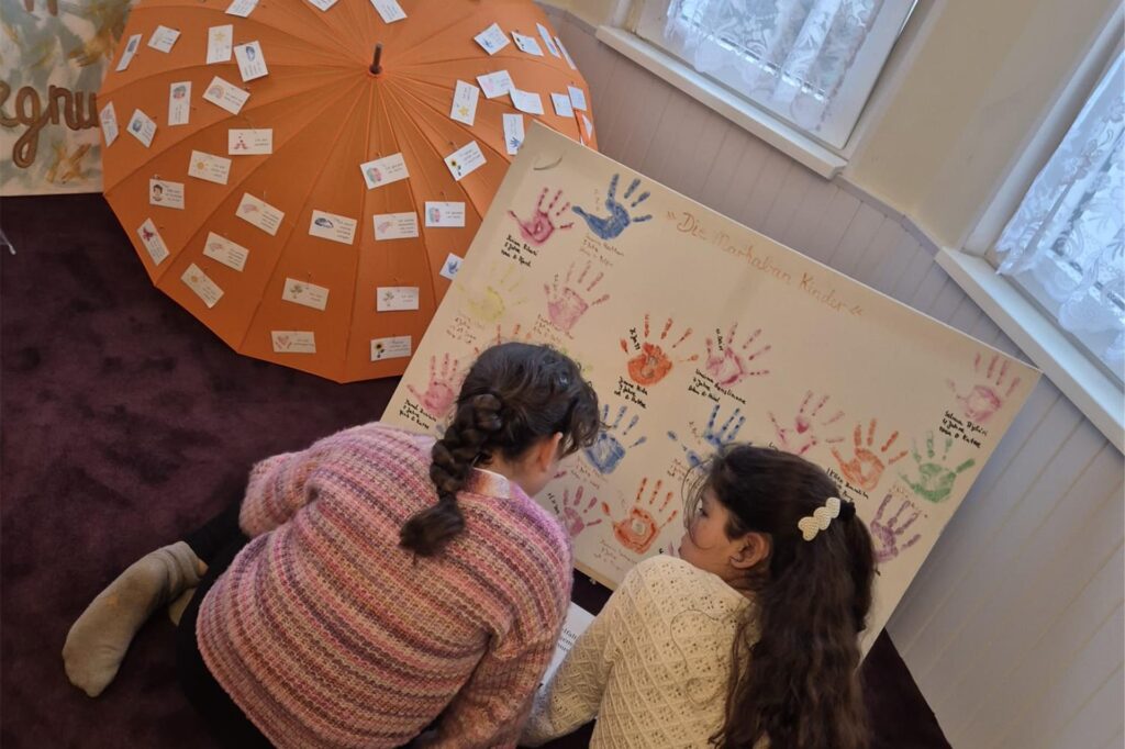 Die Al Rahma Moscheegemeinde veranstaltete unter dem Dach der Wochen gegen Rassismus einen Tag der Begegnung im ihrem Gemeindezentrum an der Victorstraße. Viele Gäste kamen zusammen und genossen gutes Essen und kreative Kunstprojekte sowie die Gespräche.