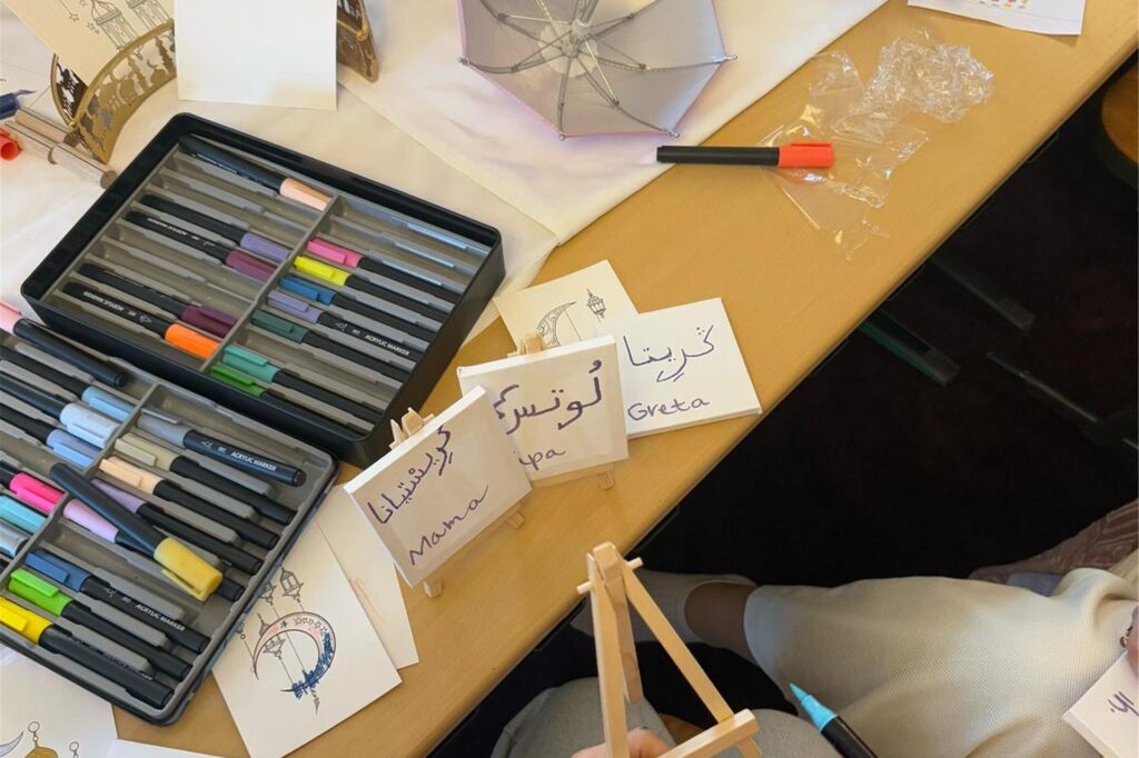 Die Al Rahma Moscheegemeinde veranstaltete unter dem Dach der Wochen gegen Rassismus einen Tag der Begegnung im ihrem Gemeindezentrum an der Victorstraße. Viele Gäste kamen zusammen und genossen gutes Essen und kreative Kunstprojekte sowie die Gespräche.