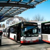 Linienbusse der Vestische Straßenbahnen stehen am Busbahnhof in Recklinghausen. Am 27. August 2025 tritt eine Fahrplanänderung in Kraft.