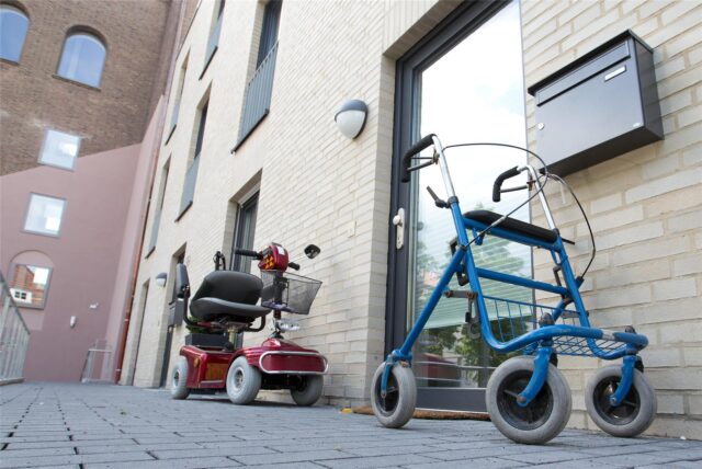 Rollatoren stehen vor einer Seniorenwohnung