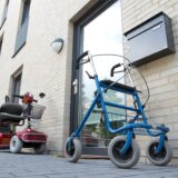 Rollatoren stehen vor einer Seniorenwohnung