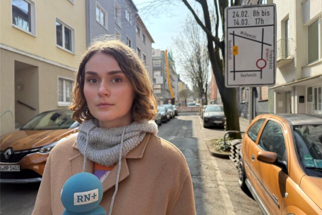 Ruhr Nachrichten-Reporterin Paula Weber steht vor dem Baustellenschild mit den falschen Daten in der Friedrichstraße in Dortmund.