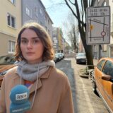 Ruhr Nachrichten-Reporterin Paula Weber steht vor dem Baustellenschild mit den falschen Daten in der Friedrichstraße in Dortmund.