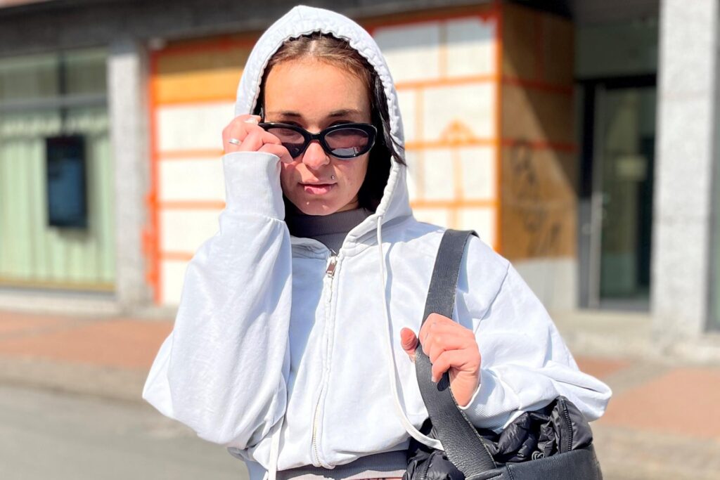 Liv posiert in der Dortmunder City mit ihrer Sonnenbrille.