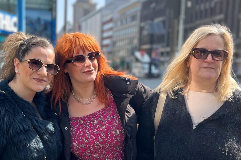 Malvina, Nicoleta und Vana posieren in der Dortmunder City mit ihren Sonnenbrillen.