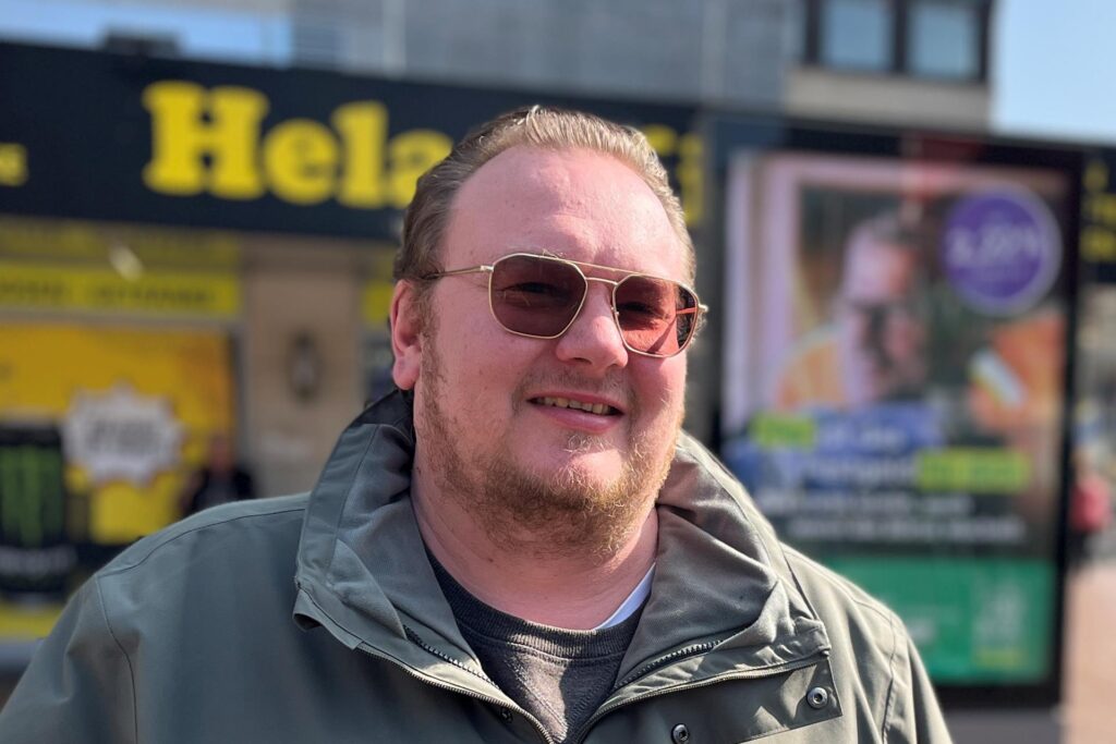 Stefan posiert in der Dortmunder City mit ihrer Sonnenbrille.