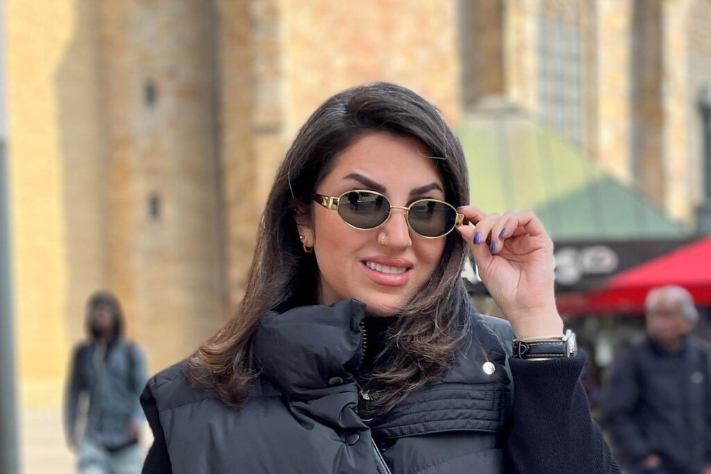 Nastaran posiert in der Dortmunder City mit ihrer Sonnenbrille.