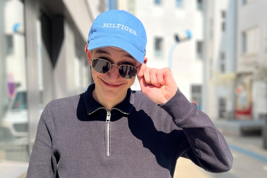 Julius Obhues schaut mit seiner Sonnenbrille in die Kamera.