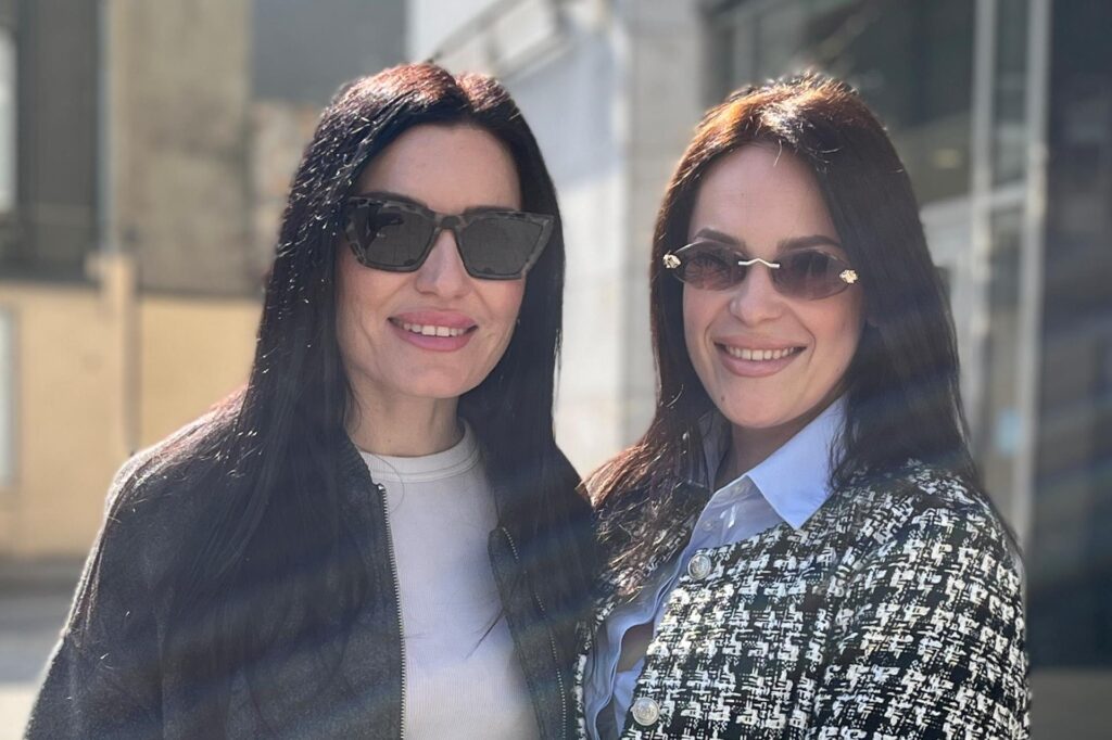 Liudmyla und Sofiia lächeln durch ihre Sonnenbrillen in die Kamera.